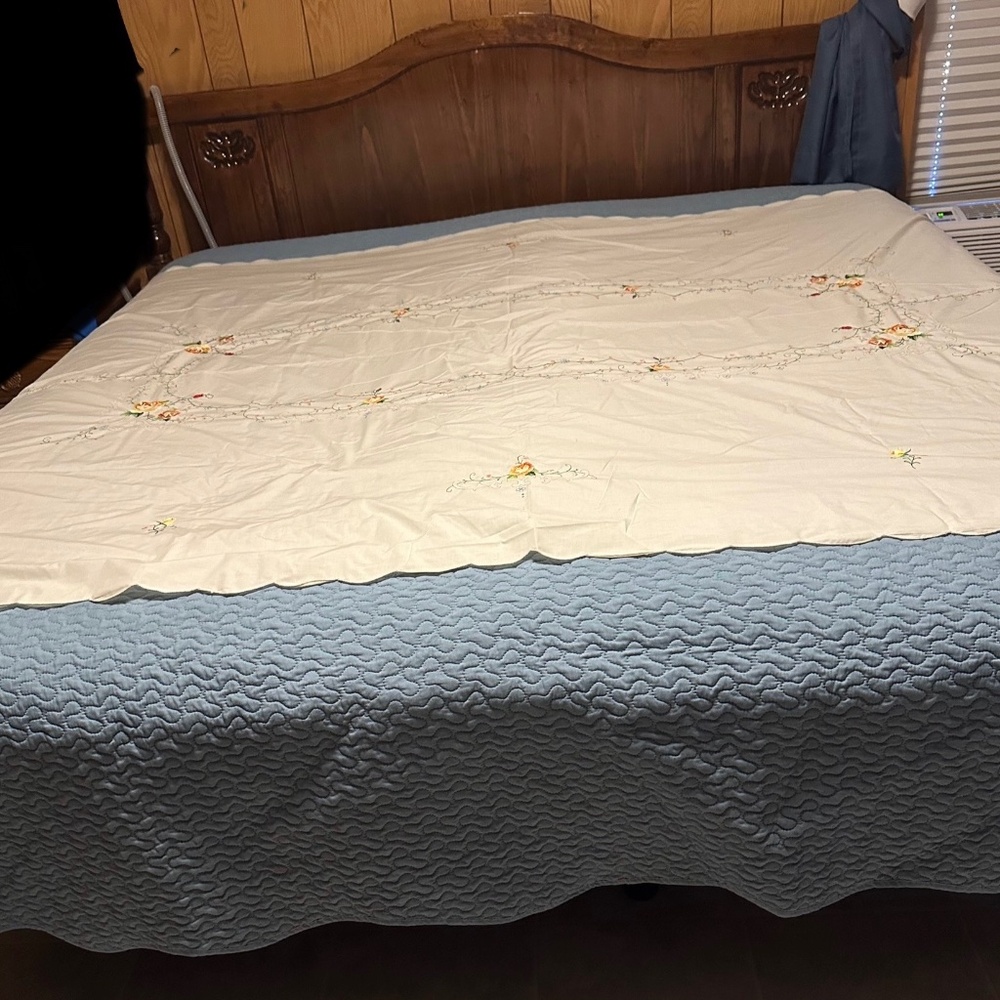 Large 63”x96” Embroidered Tablecloth and 8 Matching Napkins w/ Scalloped Edges